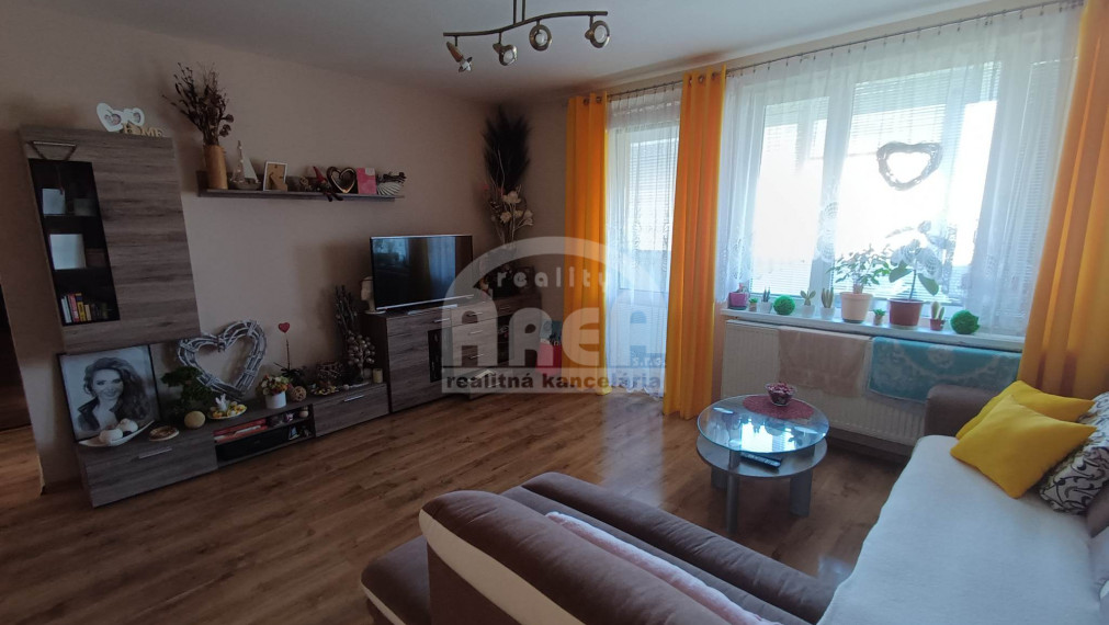 3 - izbový byt s veľkým balkónom blízko centra Michaloviec