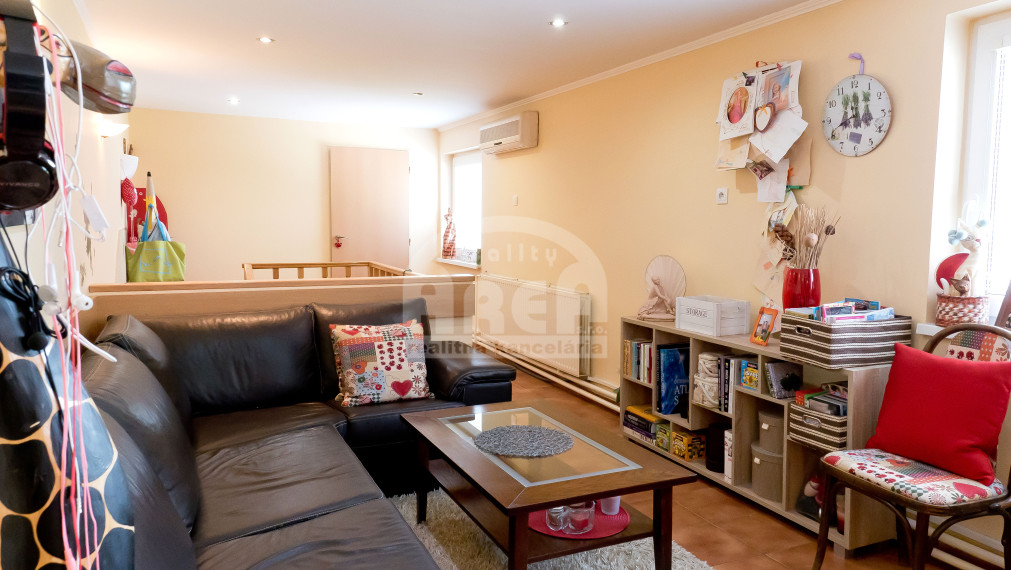 Komerčná budova s 2-izbovým bytom vo Vranove nad Topľou