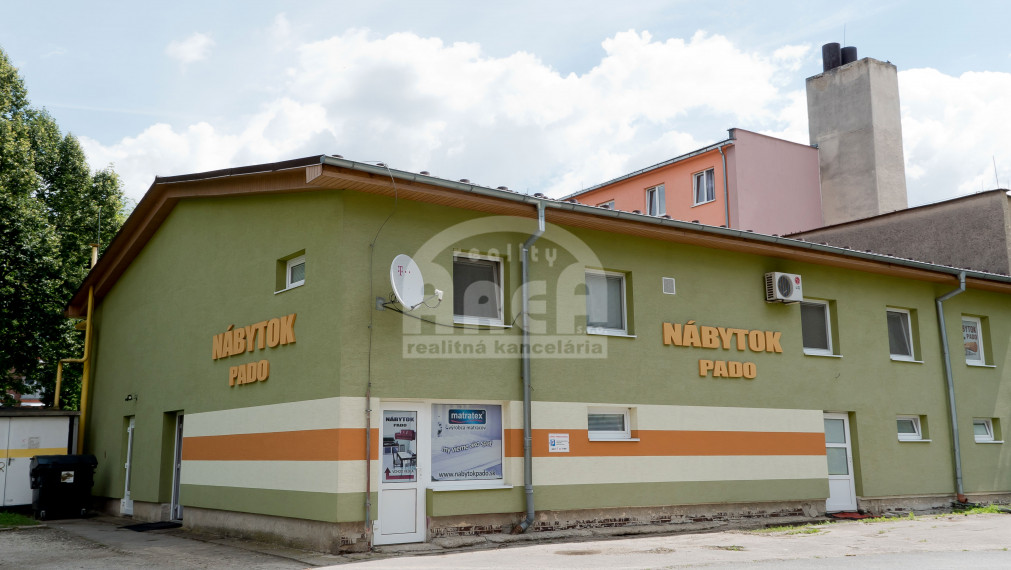 Komerčná budova s 2-izbovým bytom vo Vranove nad Topľou