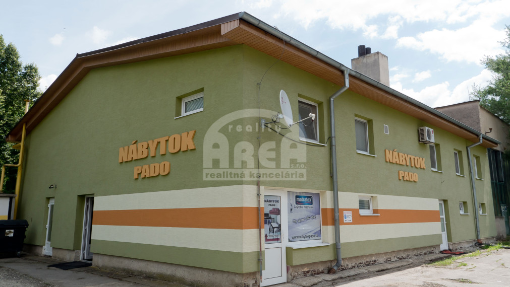 Komerčná budova s 2-izbovým bytom vo Vranove nad Topľou