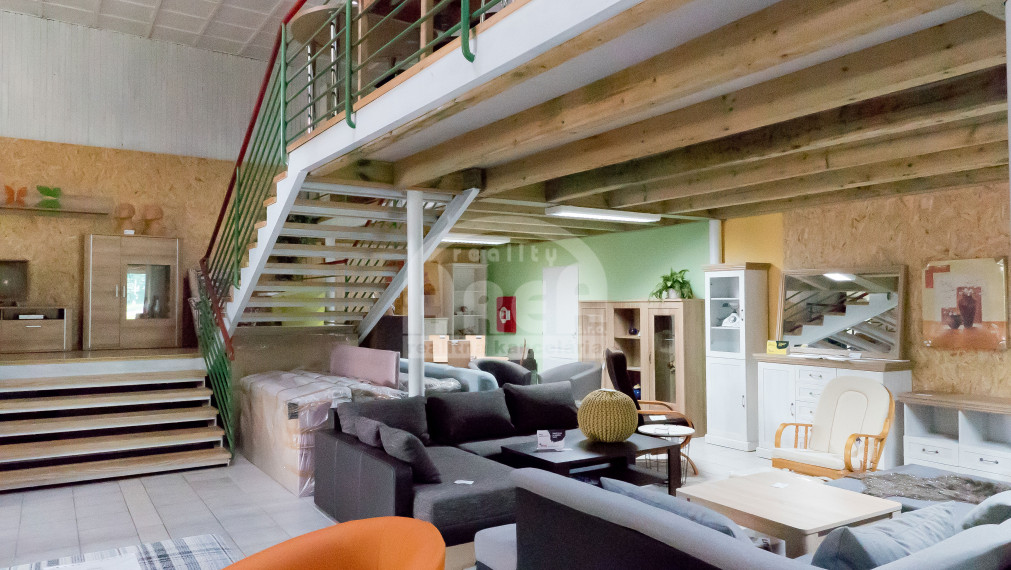 Komerčná budova s 2-izbovým bytom vo Vranove nad Topľou