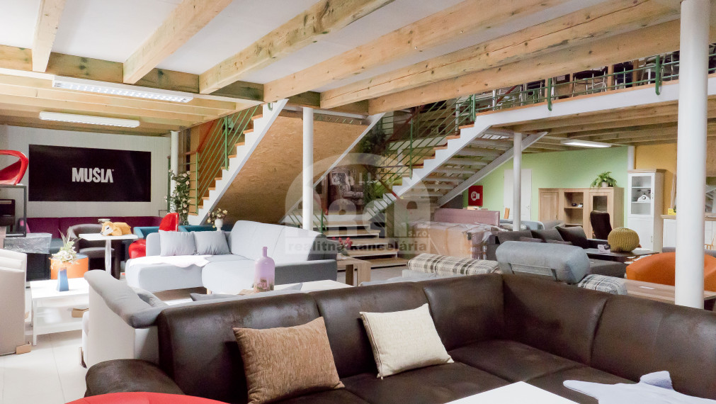 Komerčná budova s 2-izbovým bytom vo Vranove nad Topľou