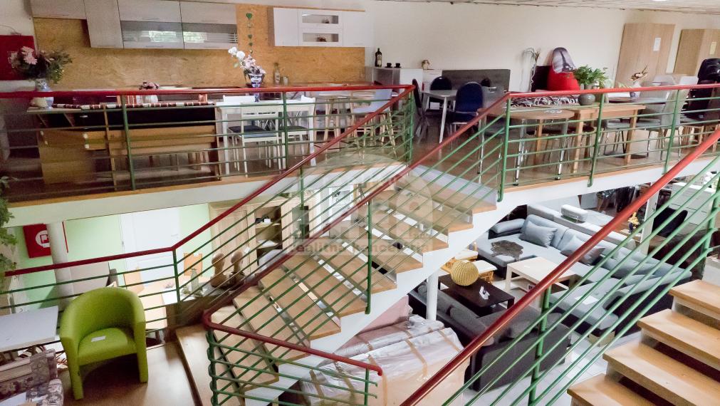 Komerčná budova s 2-izbovým bytom vo Vranove nad Topľou