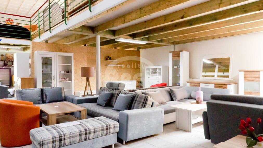 Komerčná budova s 2-izbovým bytom vo Vranove nad Topľou