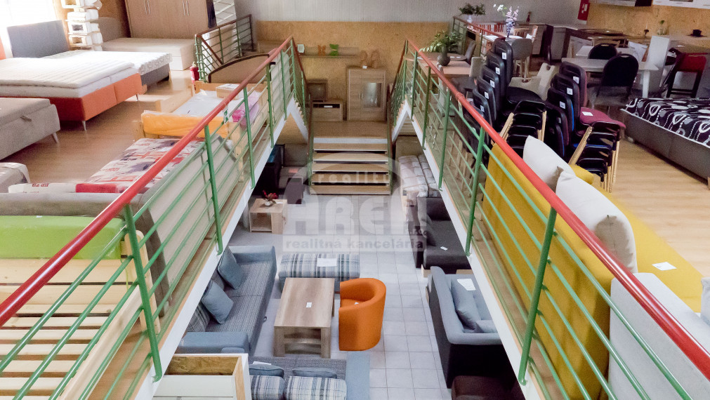 Komerčná budova s 2-izbovým bytom vo Vranove nad Topľou