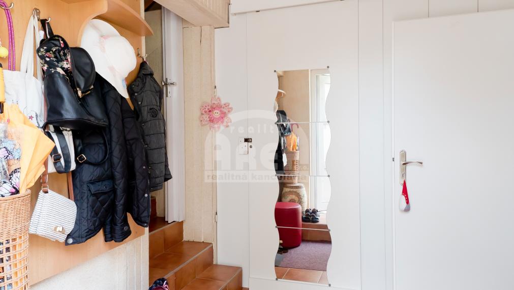 Komerčná budova s 2-izbovým bytom vo Vranove nad Topľou