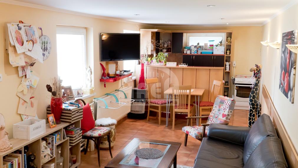 Komerčná budova s 2-izbovým bytom vo Vranove nad Topľou