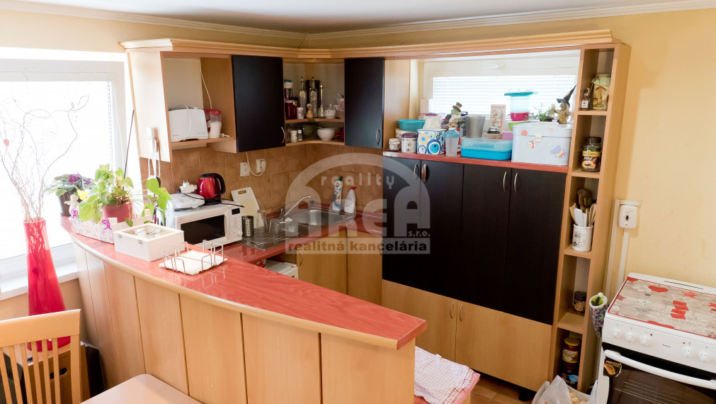 Komerčná budova s 2-izbovým bytom vo Vranove nad Topľou