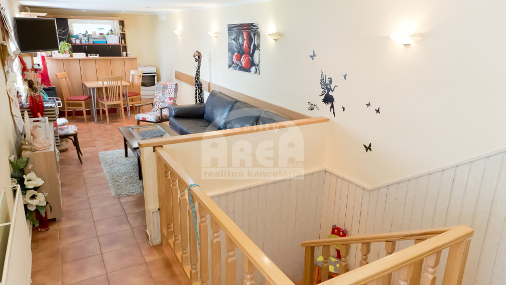 Komerčná budova s 2-izbovým bytom vo Vranove nad Topľou