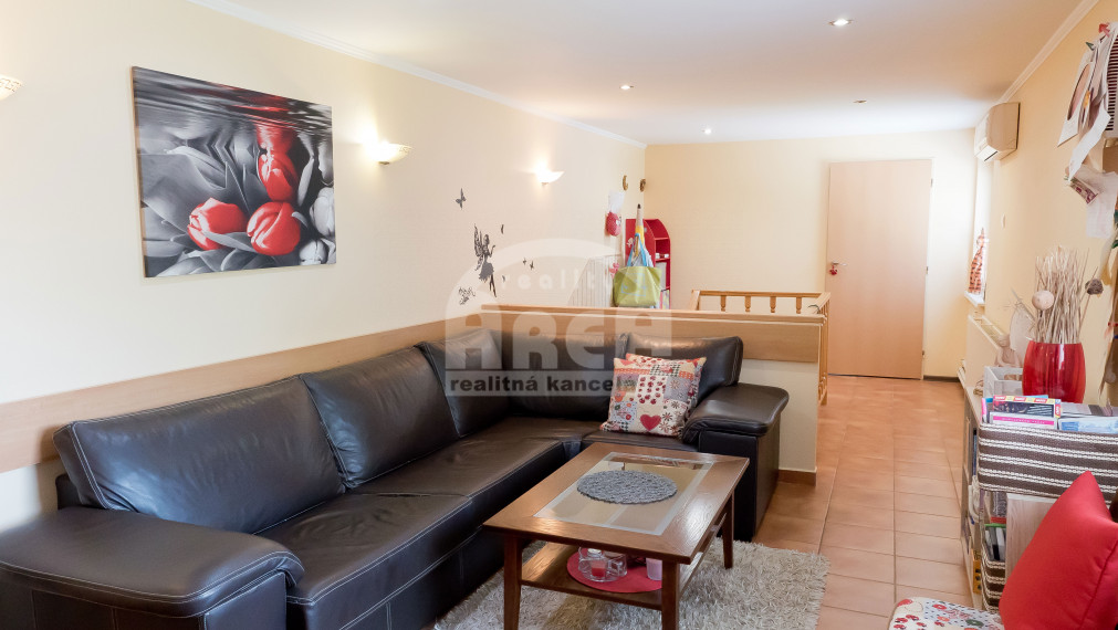 Komerčná budova s 2-izbovým bytom vo Vranove nad Topľou