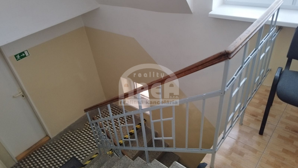 Prenájom priestorov na podnikanie- výborná časť Sobraniec