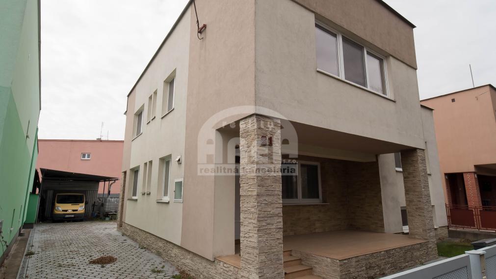 Priestranný rodinný dom s výhľadom na rieku Laborec v MI