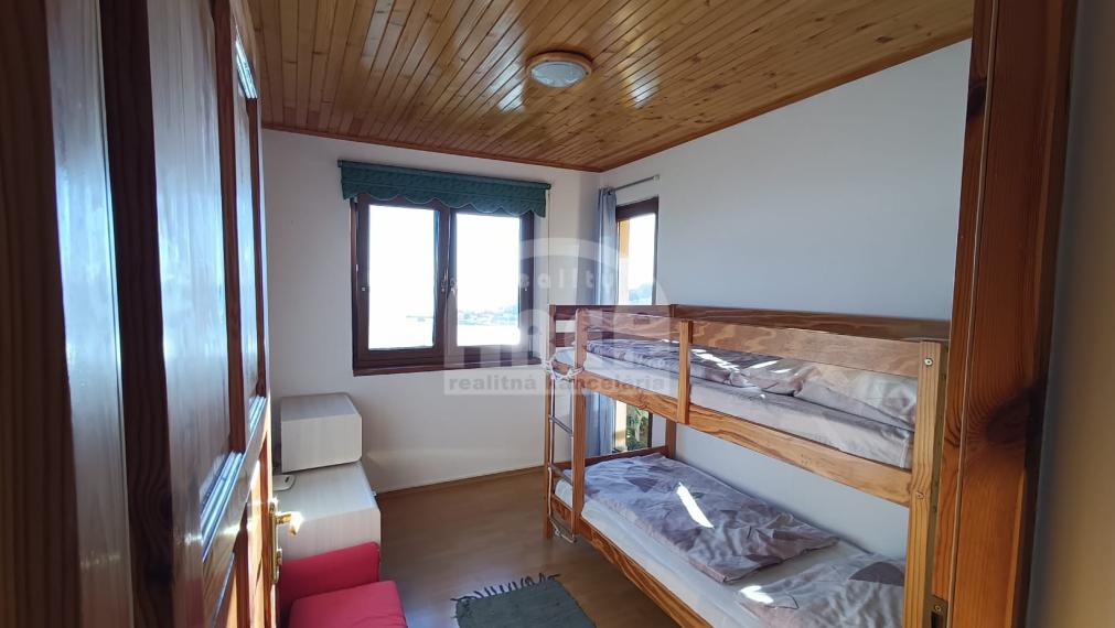 Krásna dvojpodlažná chata s nádherným výhľadom nad Viniankou