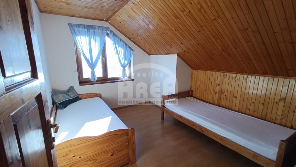 Krásna dvojpodlažná chata s nádherným výhľadom nad Viniankou