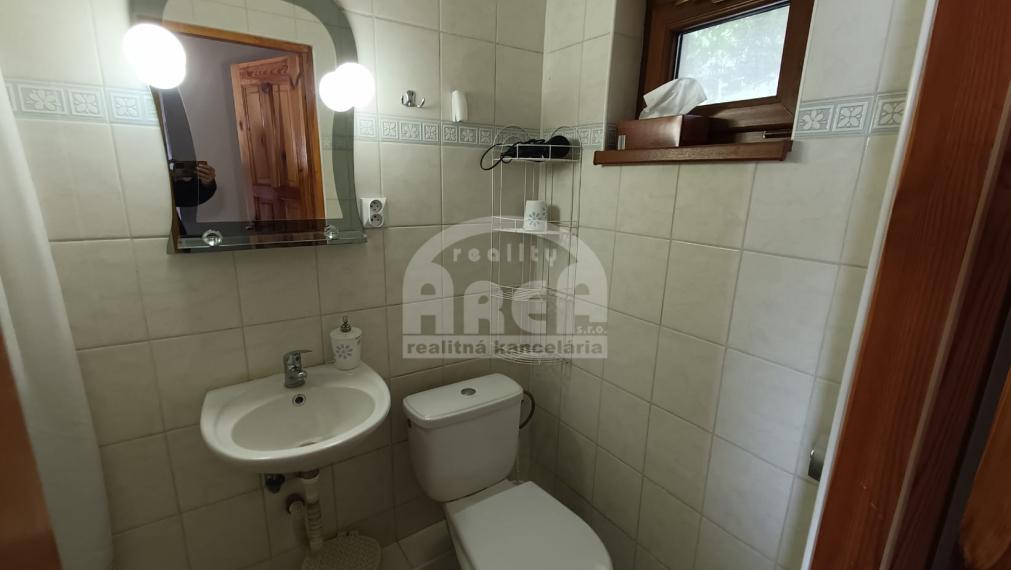 Krásna dvojpodlažná chata s nádherným výhľadom nad Viniankou