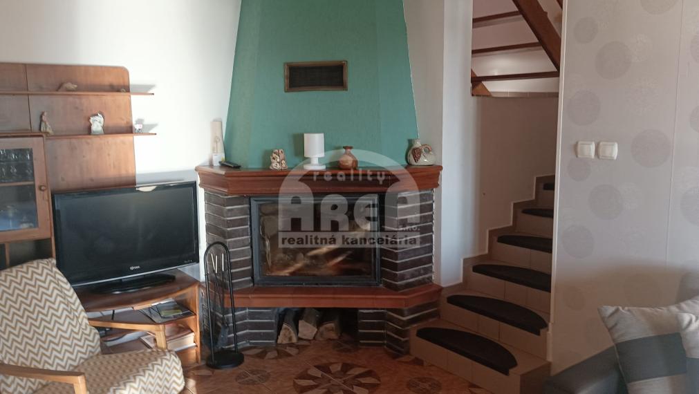 Krásna dvojpodlažná chata s nádherným výhľadom nad Viniankou