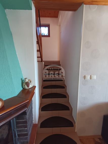 Krásna dvojpodlažná chata s nádherným výhľadom nad Viniankou