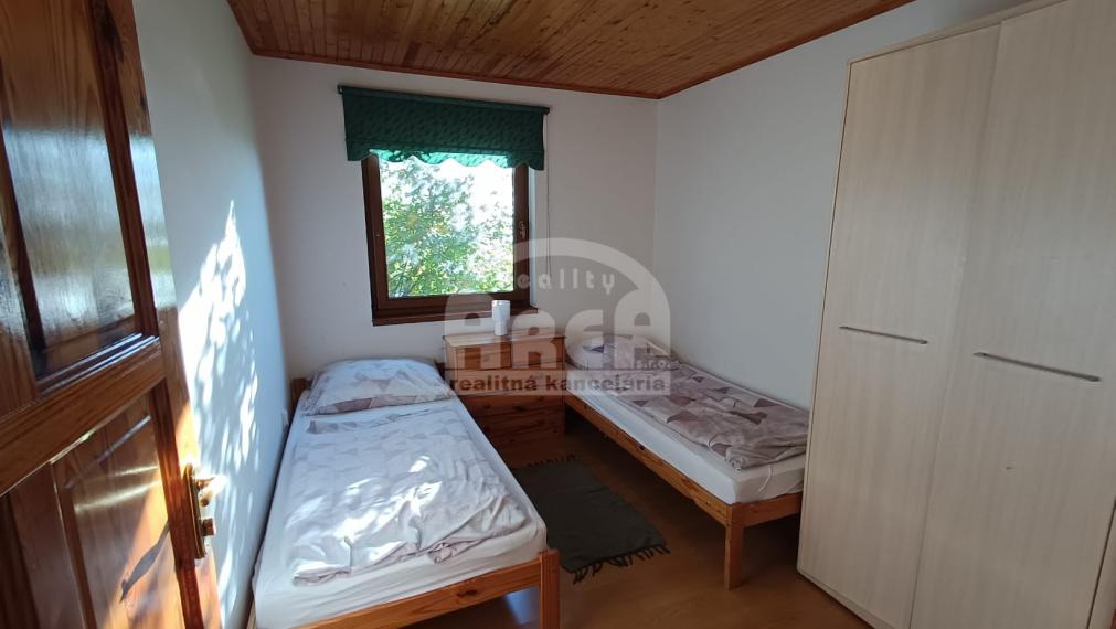 Krásna dvojpodlažná chata s nádherným výhľadom nad Viniankou