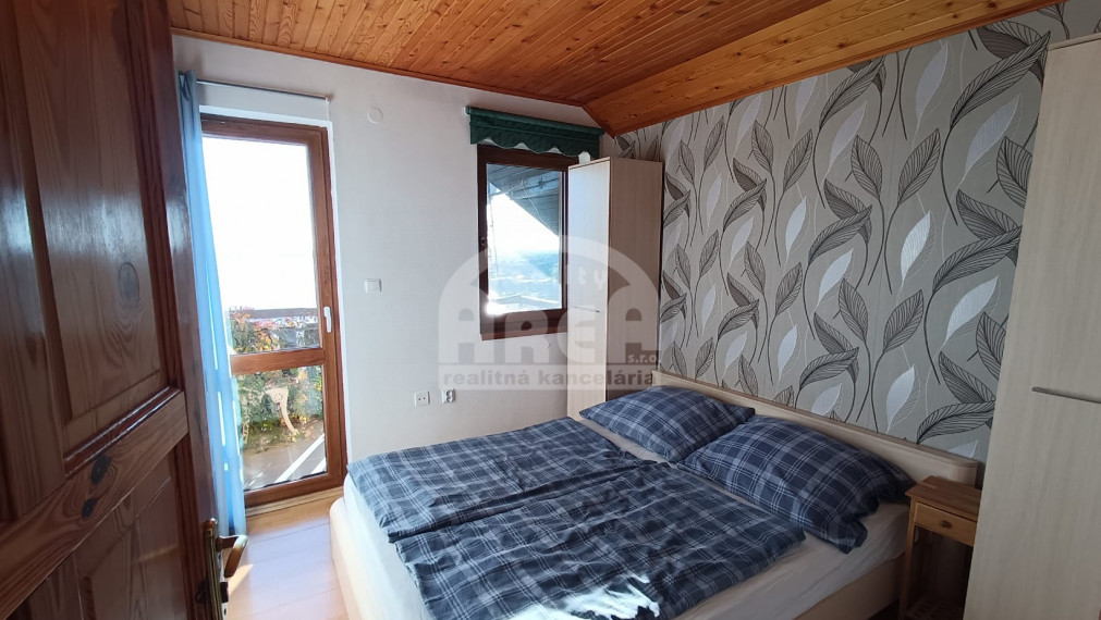 Krásna dvojpodlažná chata s nádherným výhľadom nad Viniankou