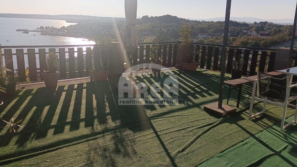 Krásna dvojpodlažná chata s nádherným výhľadom nad Viniankou