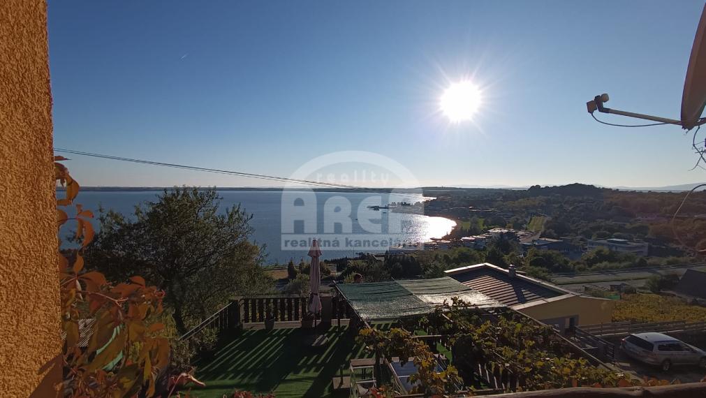 Krásna dvojpodlažná chata s nádherným výhľadom nad Viniankou