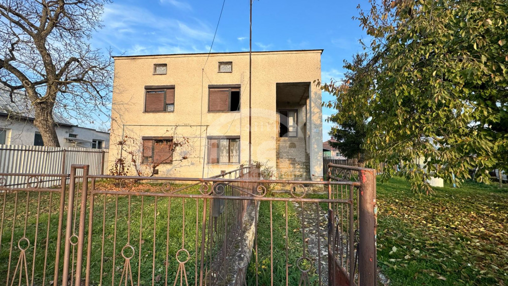 Dvojpodlažný rodinný dom s veľkým pozemkom v obci Višňov