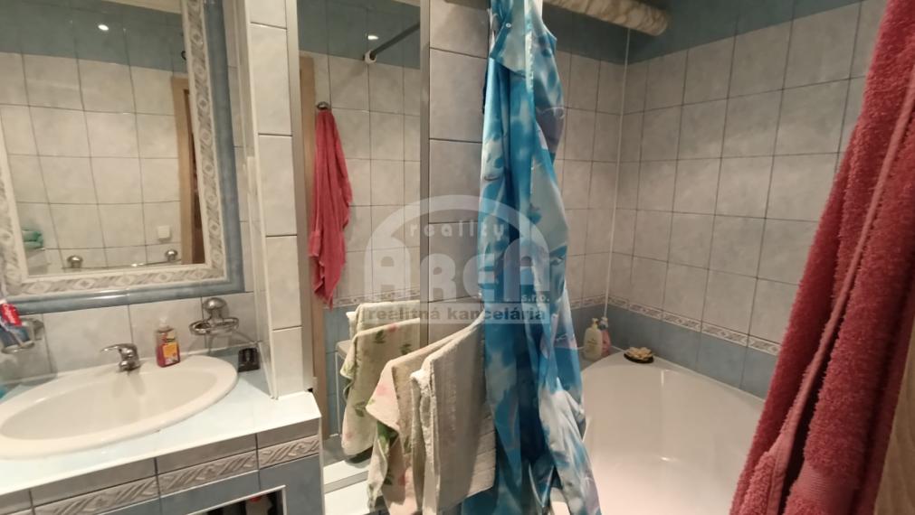 Priestranný 5- izbový byt na sídlisku Východ v Michalovciach