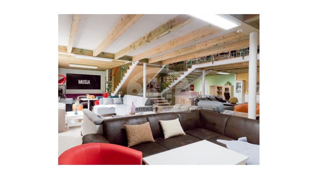 Komerčná budova s 2-izbovým bytom vo Vranove nad Topľou