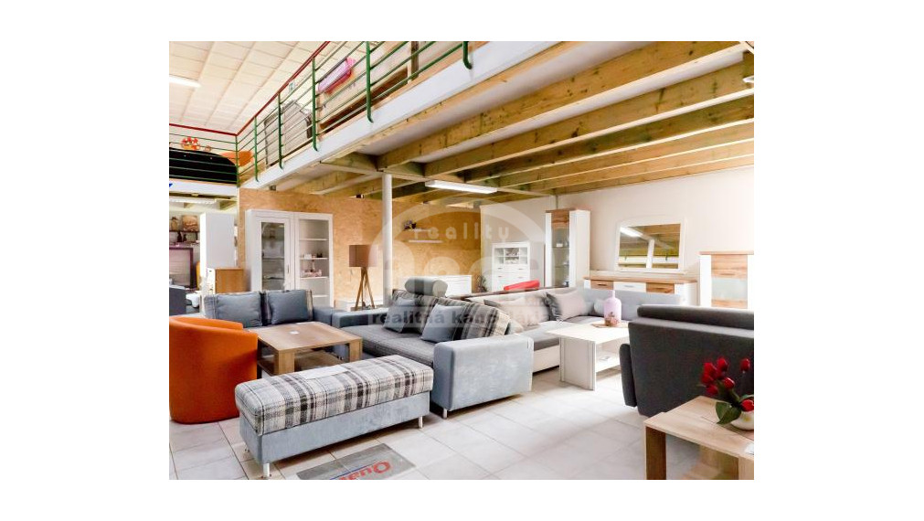 Komerčná budova s 2-izbovým bytom vo Vranove nad Topľou