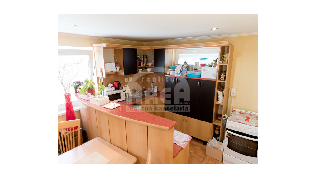 Komerčná budova s 2-izbovým bytom vo Vranove nad Topľou