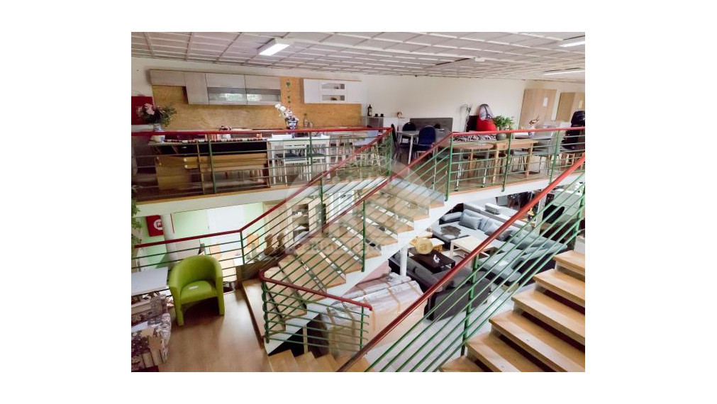 Komerčná budova s 2-izbovým bytom vo Vranove nad Topľou