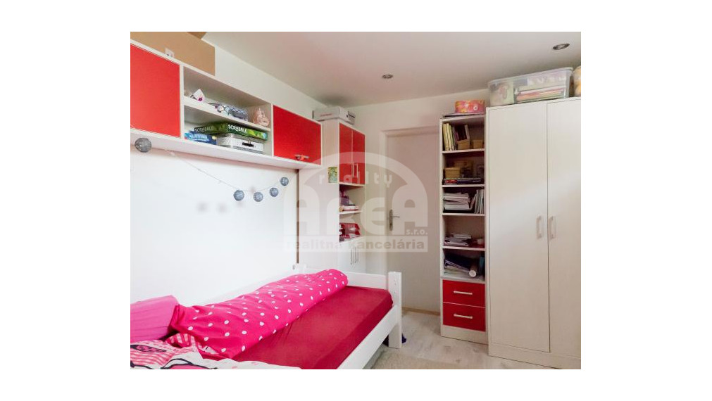 Komerčná budova s 2-izbovým bytom vo Vranove nad Topľou