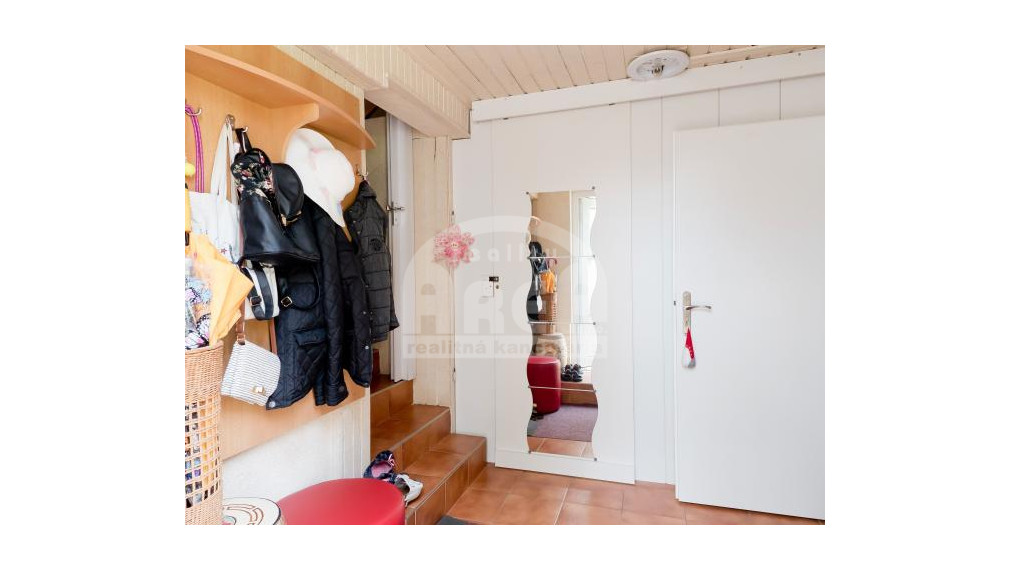 Komerčná budova s 2-izbovým bytom vo Vranove nad Topľou