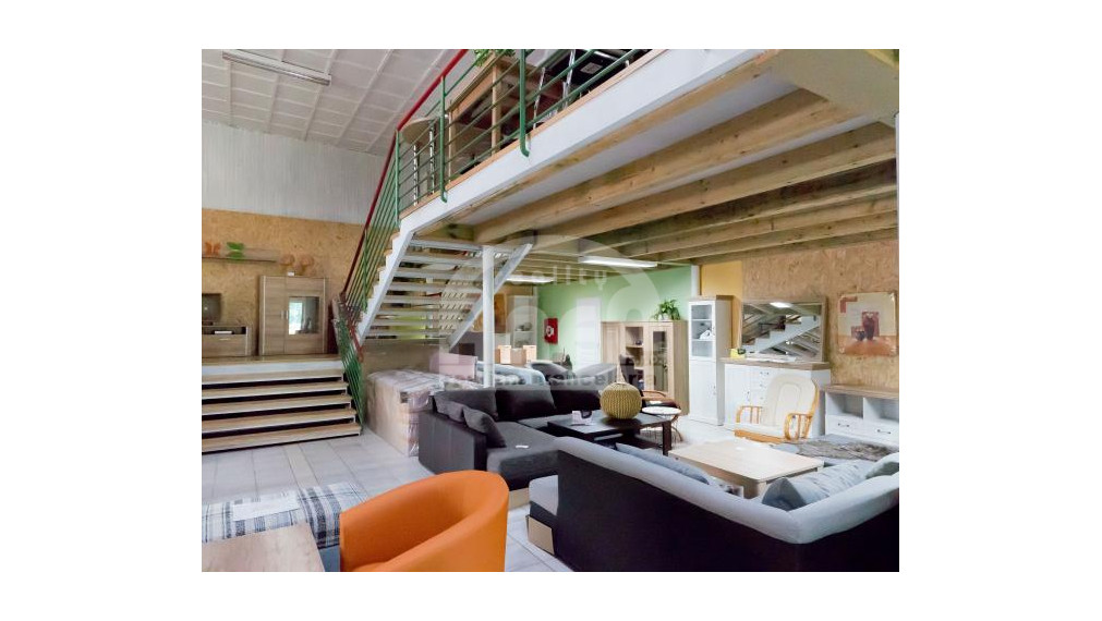 Komerčná budova s 2-izbovým bytom vo Vranove nad Topľou