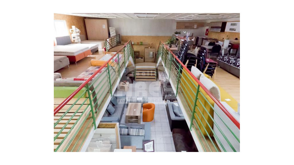 Komerčná budova s 2-izbovým bytom vo Vranove nad Topľou