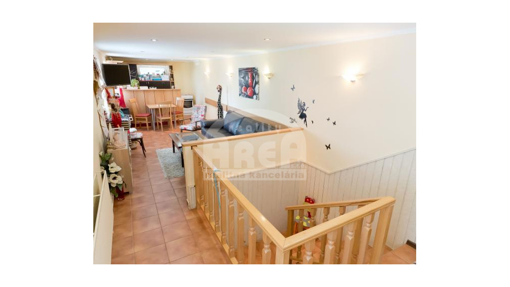 Komerčná budova s 2-izbovým bytom vo Vranove nad Topľou