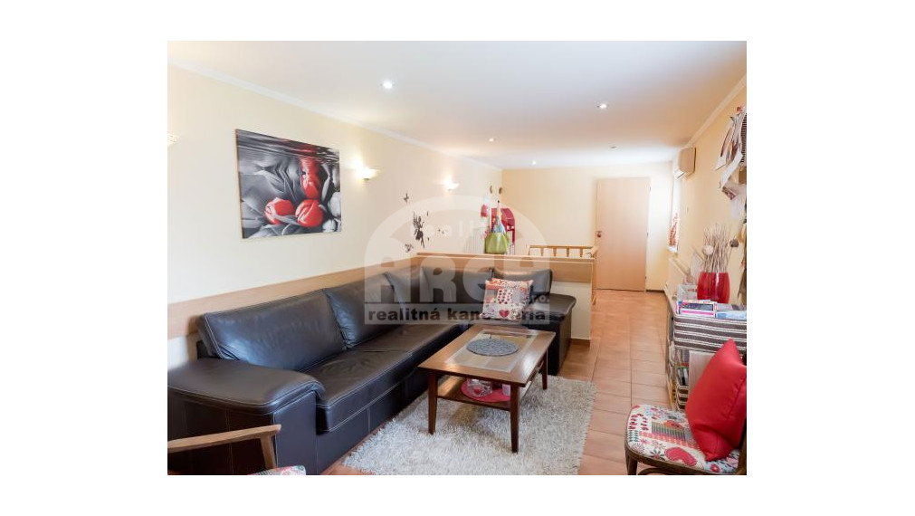 Komerčná budova s 2-izbovým bytom vo Vranove nad Topľou