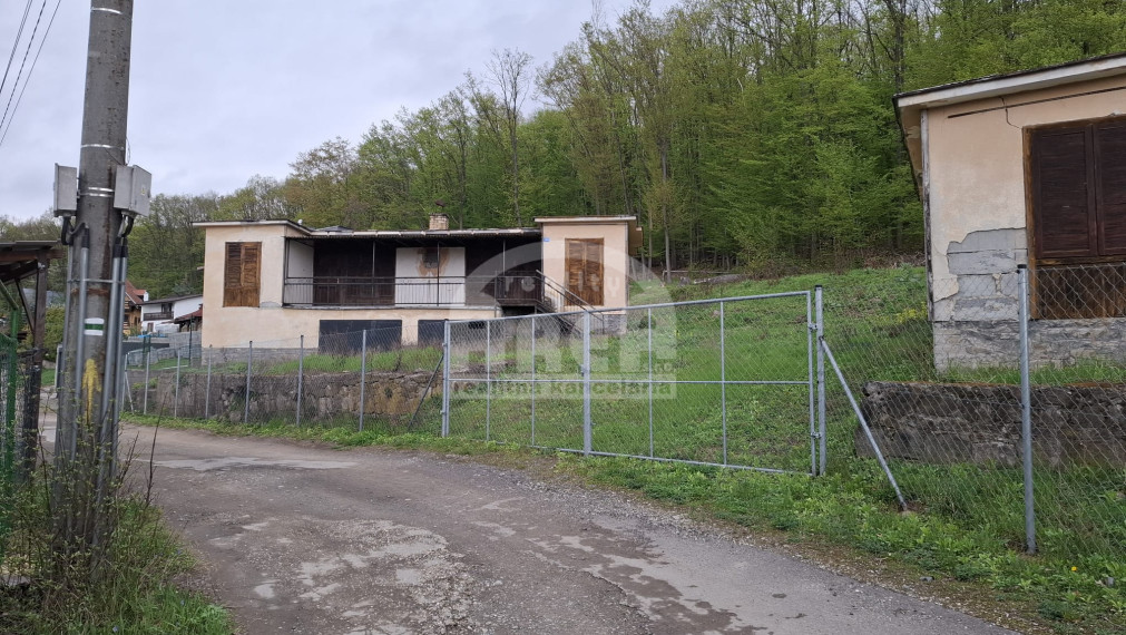 Pozemok s dvoma menšími chatkami- rekreačná oblasť Kamenec