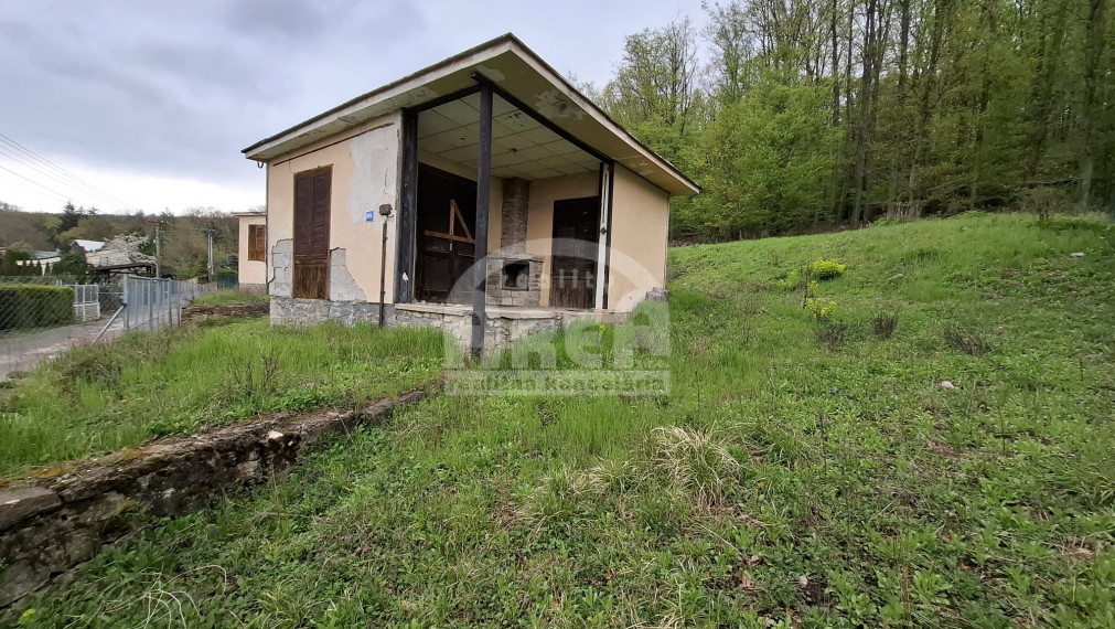 Pozemok s menšou chatkou v rekreačnej oblasti Kamenec