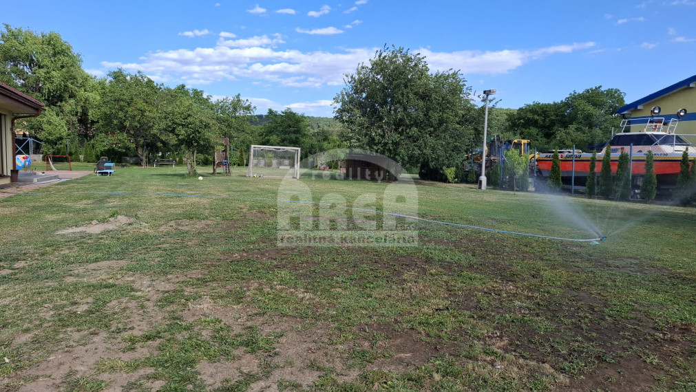 Slnečný stavebný pozemok v obci Vinné