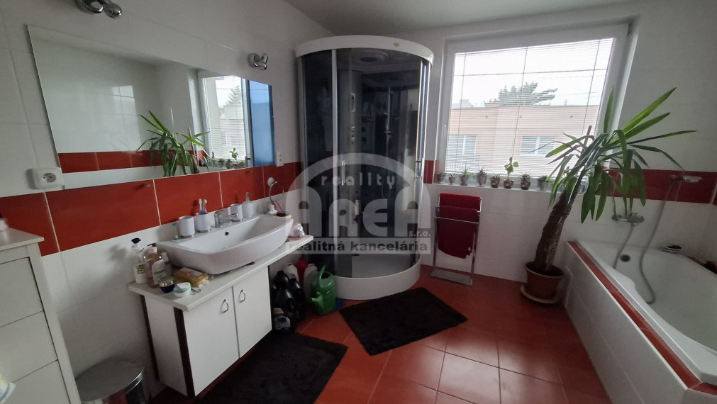 Dvojpodlažný rodinný dom v pokojnej lokalite Michaloviec