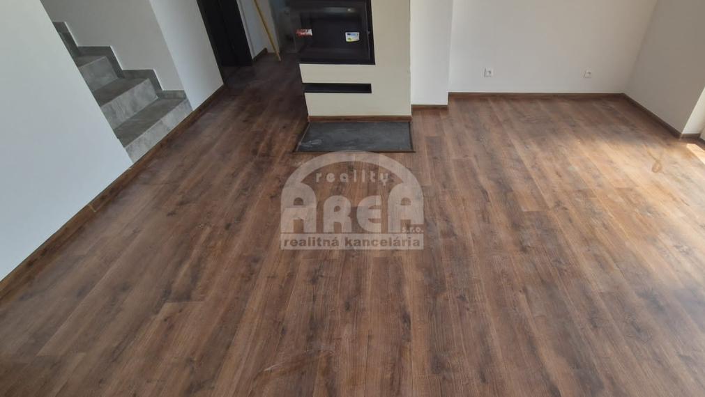 Novostavba dvojpodlažného rodinného domu v obci Kravany