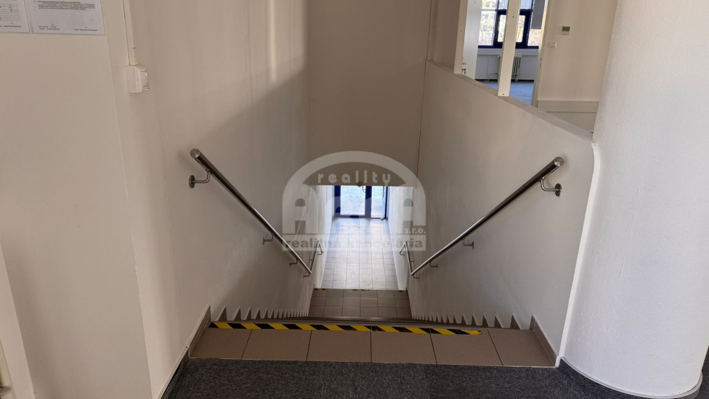 Na prenájom obchodné priestory vo Vranove n. Topľou