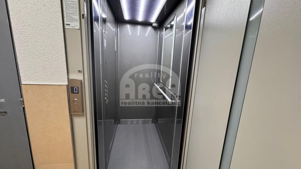 Priestranný 5- izbový byt na sídlisku Východ v Michalovciach