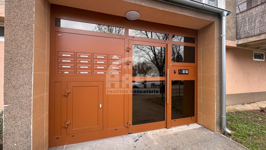 Priestranný 5- izbový byt na sídlisku Východ v Michalovciach