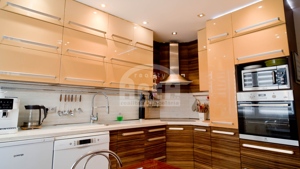 Priestranný 5- izbový byt na sídlisku Východ v Michalovciach