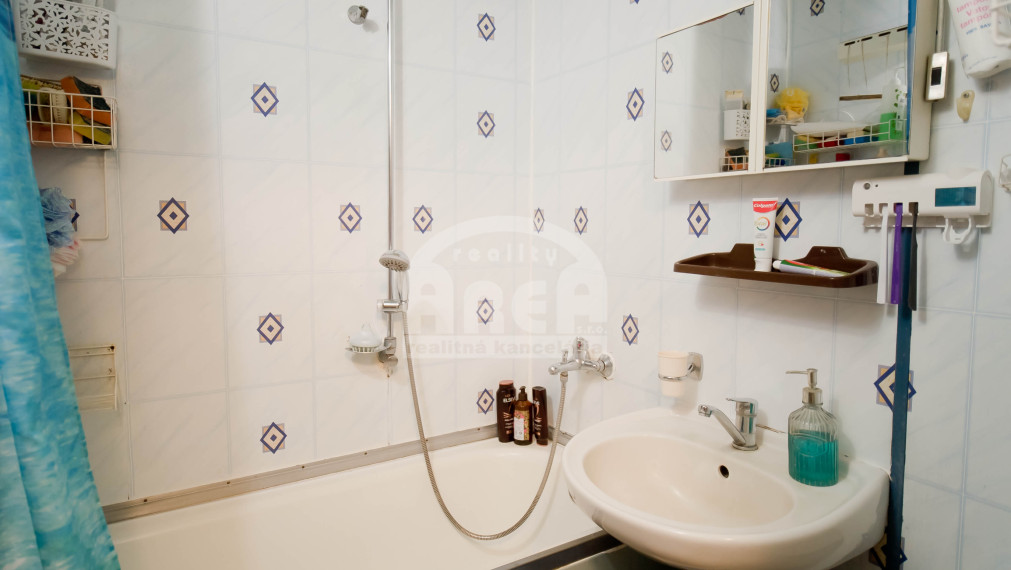 Priestranný 5- izbový byt na sídlisku Východ v Michalovciach