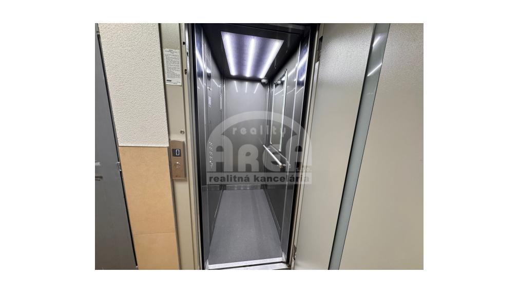 Priestranný 5- izbový byt na sídlisku Východ v Michalovciach