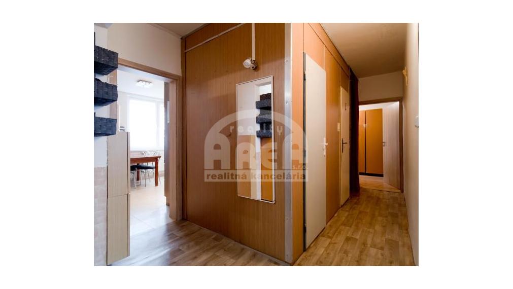 Priestranný 5- izbový byt na sídlisku Východ v Michalovciach