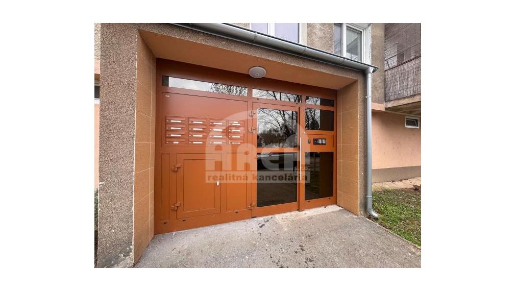 Priestranný 5- izbový byt na sídlisku Východ v Michalovciach